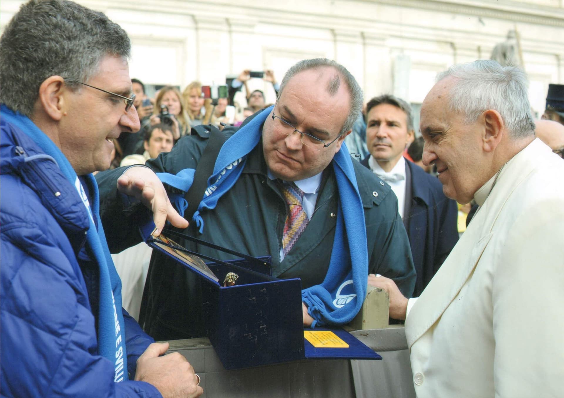 Africa Mission incontra Papa Francesco e gli dona il 1000° pozzo. Image