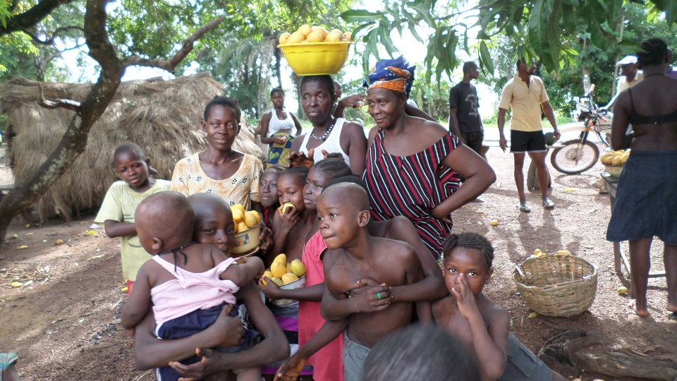 Saluti dalla comunità di Robana (distretto di Bombali), tra i beneficiari del progetto Saluti dalla comunità di Robana (distretto di Bombali), tra i beneficiari del progetto