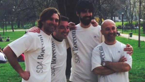 Mitch (versione sbarbato), Ciccio Ligabue, Leonida e The Director Gli Embaspeedy con la maglia della SDA Bocconi