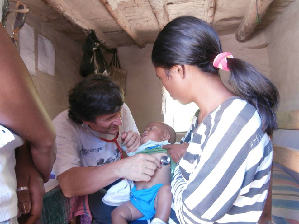 Un Pediatra nei Villaggi Visita in una capanna