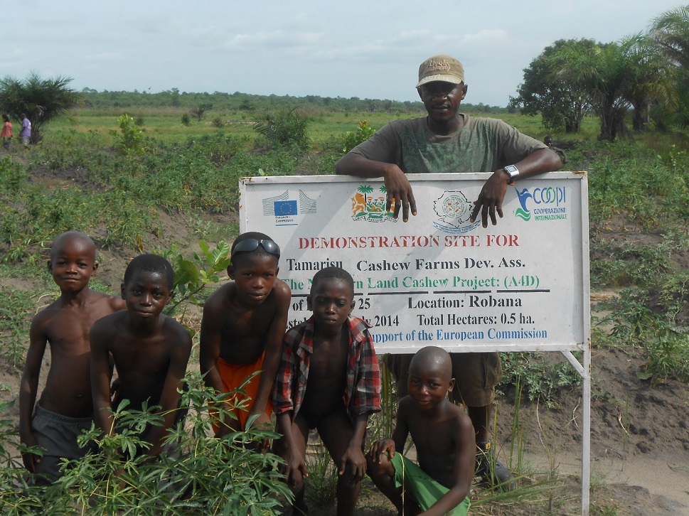 Saluti da Al Hassan e i suoi figli dalla comunità di Robana (distretto di Bombali), tra i beneficiari del progetto Saluti da Al Hassan e i suoi figli dalla comunità di Robana (distretto di Bombali), tra i beneficiari del progetto