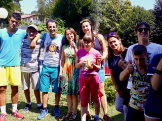 Elia Sacchelli insieme ad un gruppo di Ragazzi ed educatori di ANGSA VCO!