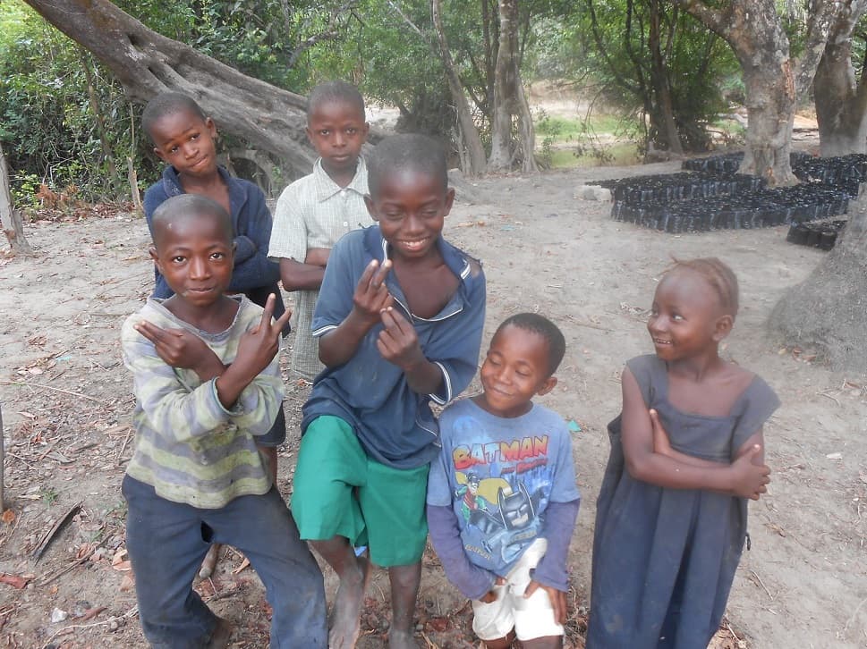 Saluti dalle giovani leve della comunità di Manonko (distretto di Bombali), tra i beneficiari del progetto di COOPI