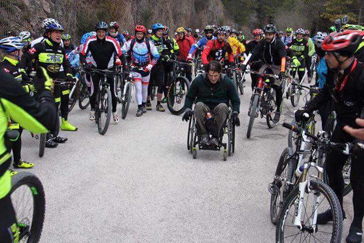 Scalare lo Stelvio sorridendo ai bambini-Luca Panichi