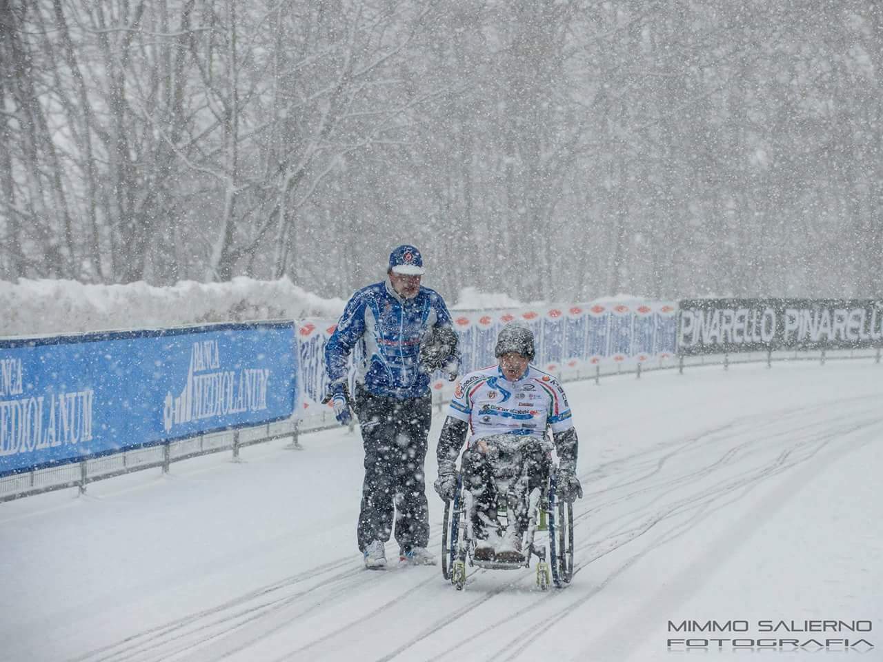 Scalare lo Stelvio sorridendo ai bambini-Luca Panichi