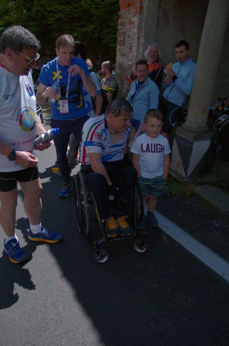 Scalare lo Stelvio sorridendo ai bambini-Luca Panichi