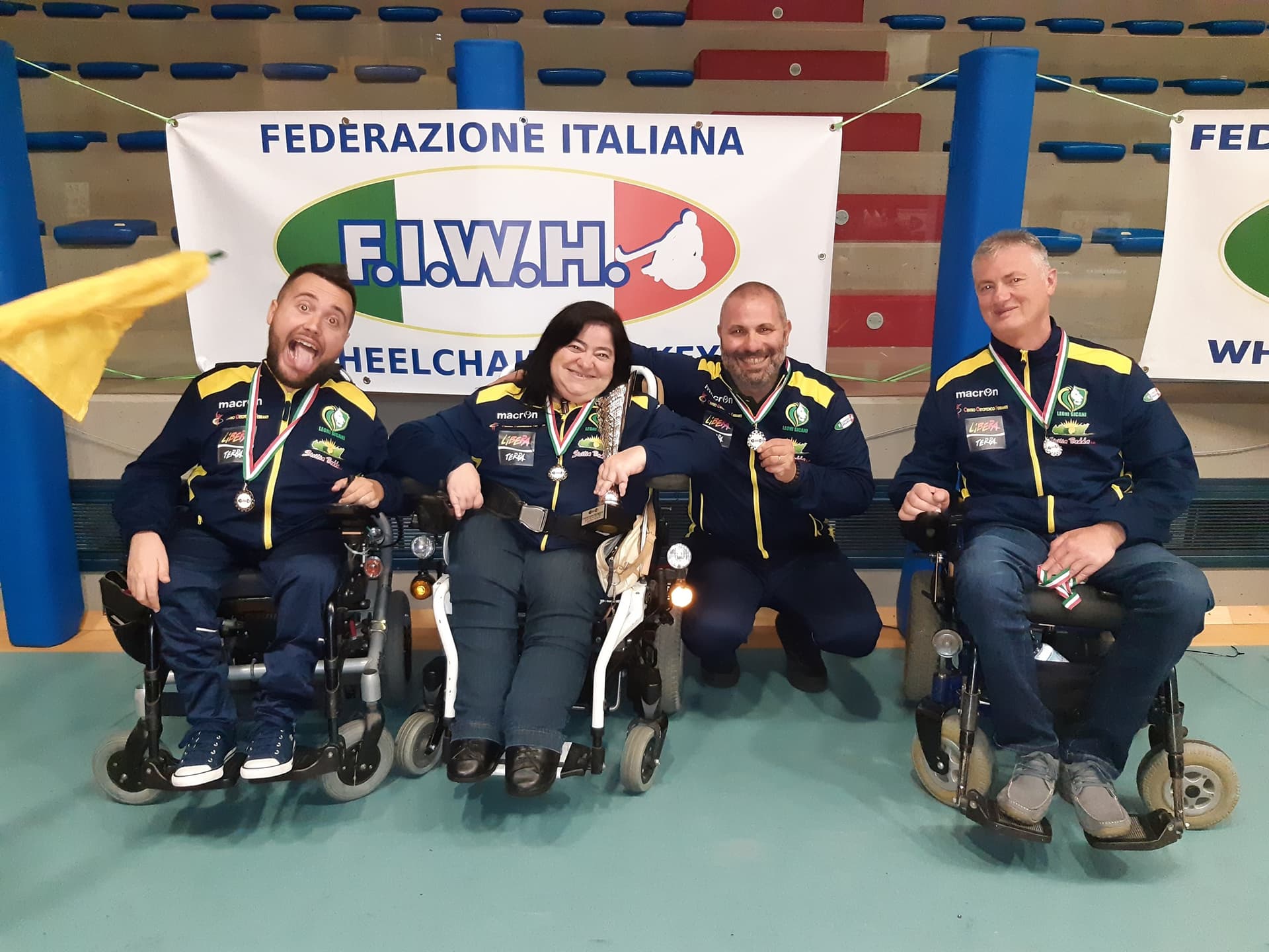 Un pulmino per continuare a ruggire-Leoni Sicani