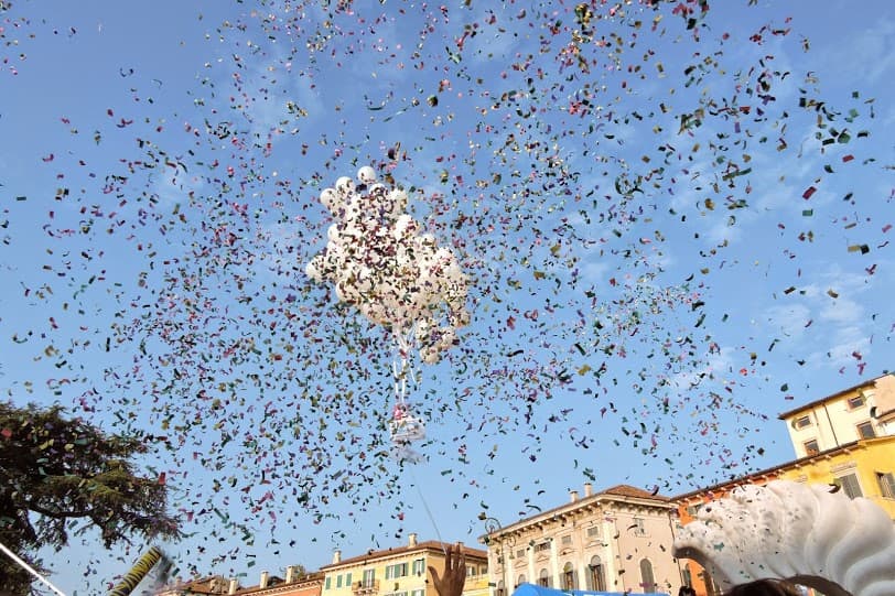 VOLANO 300 PALLONCINI SIMBOLO DEI BAMBINI CHE OGNI ANNO IN ITALIA SCOMPAIONO A CAUSA DELLA SIDS