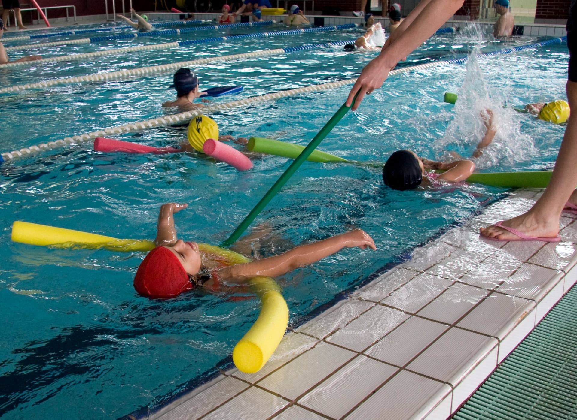 Nuotare fa bene ai bambini-Associazione CAF Onlus