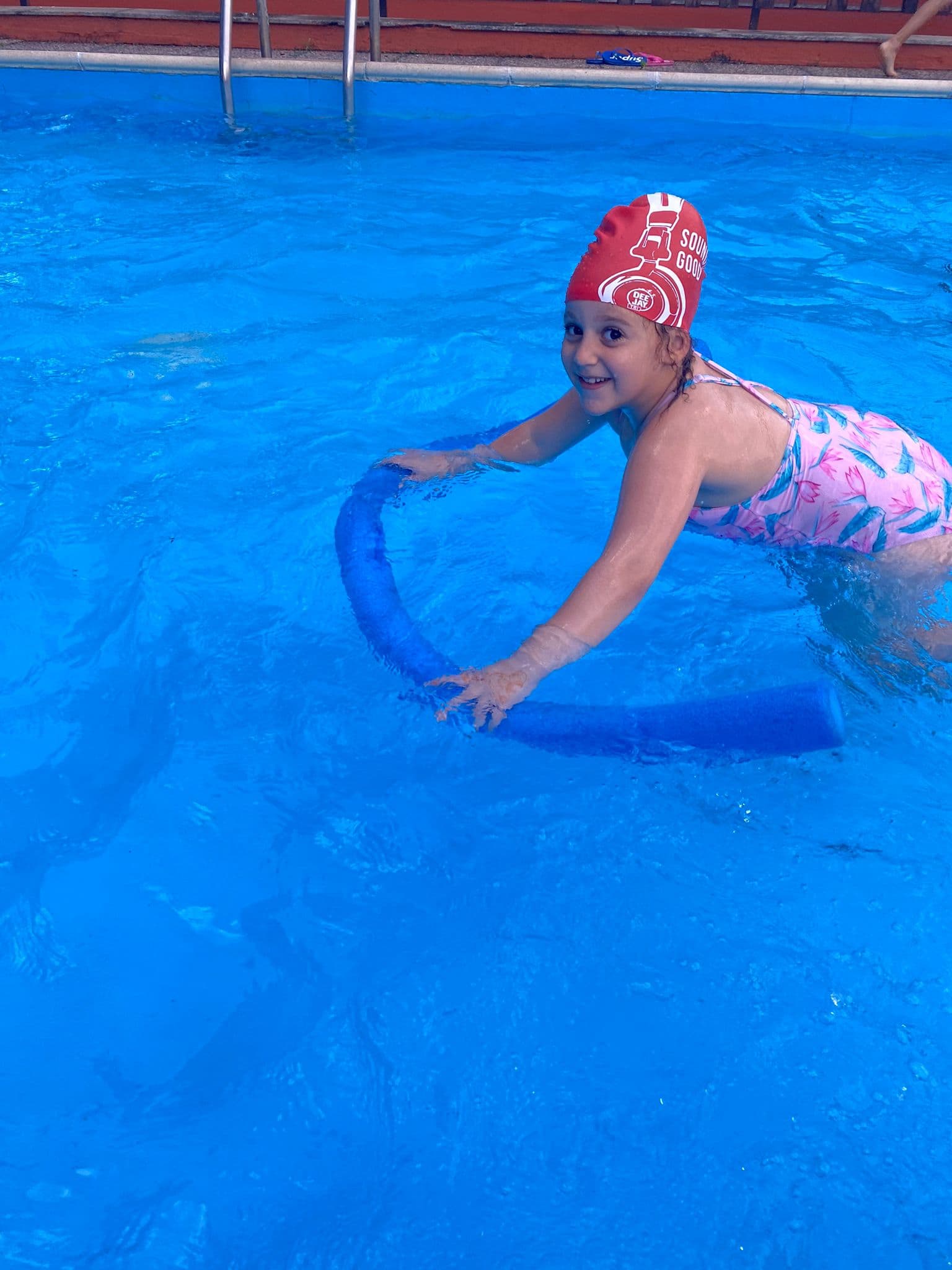 Bambina in piscina