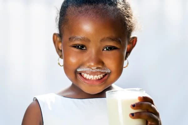 Bambina beve Latte