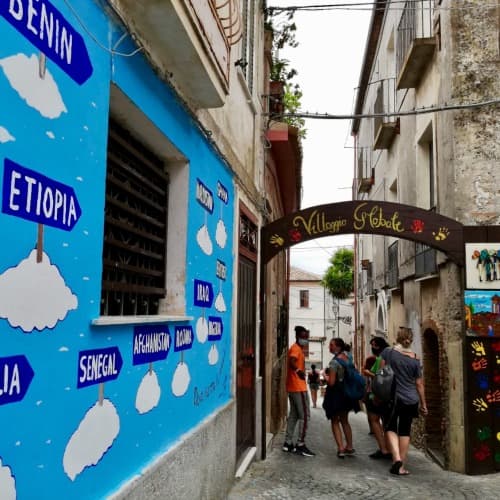 un saluto dedicato a te dalla piazza del Villaggio Globale di Riace