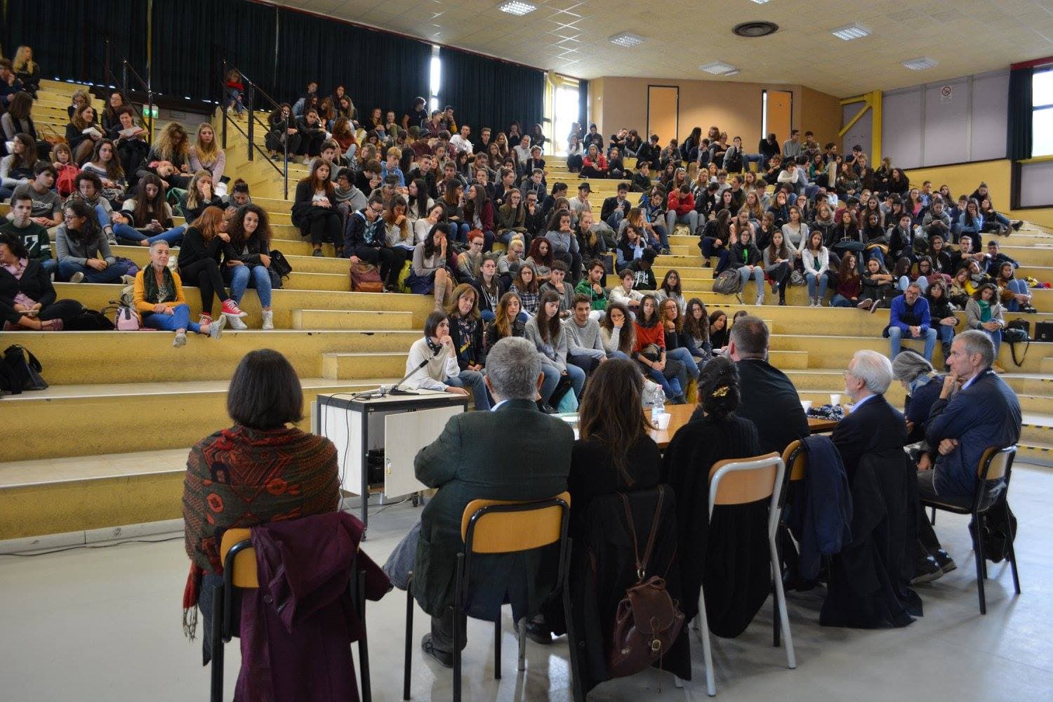 AIUTA I GIOVANI CHE LEGGONO di Letteraria AIUTA I GIOVANI CHE LEGGONO-Letteraria