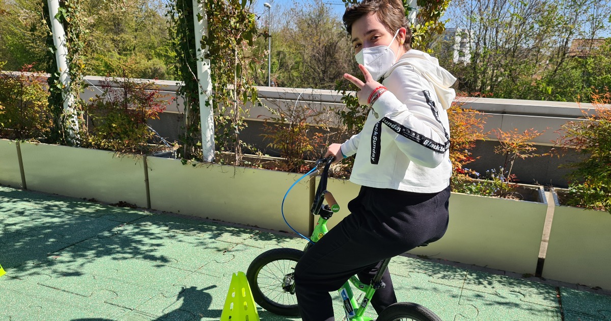 Pedala insieme a REBECCA BUGARI! di Maria Settineri Pedala insieme a REBECCA BUGARI! -Maria Settineri