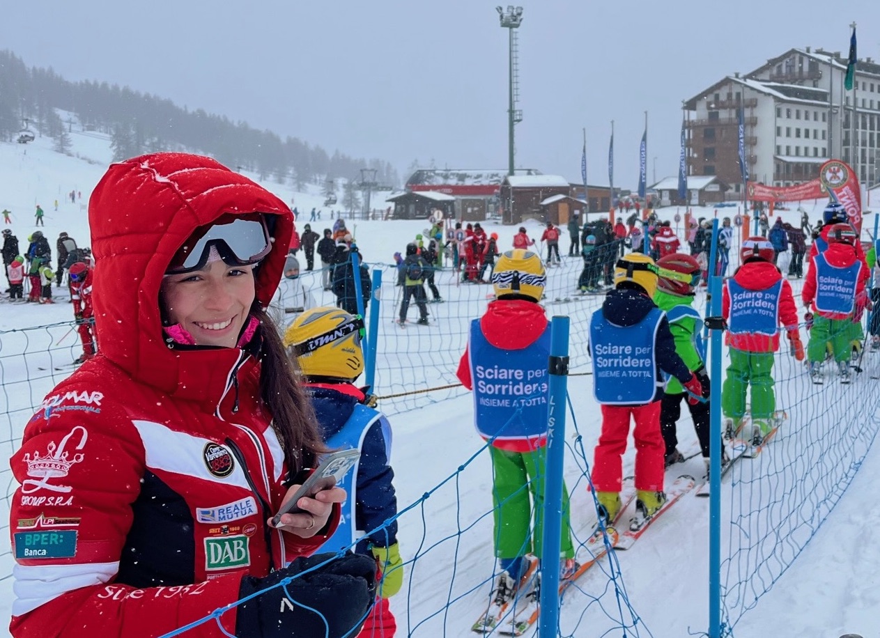 I bambini con Francesca, vice presidente, figlia, sorella, maestra di sci, psicologa