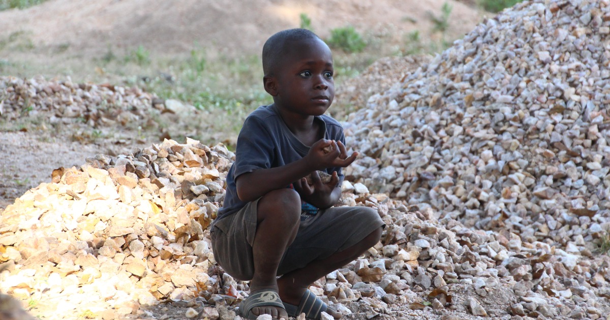 bimbo che raccoglie pietre