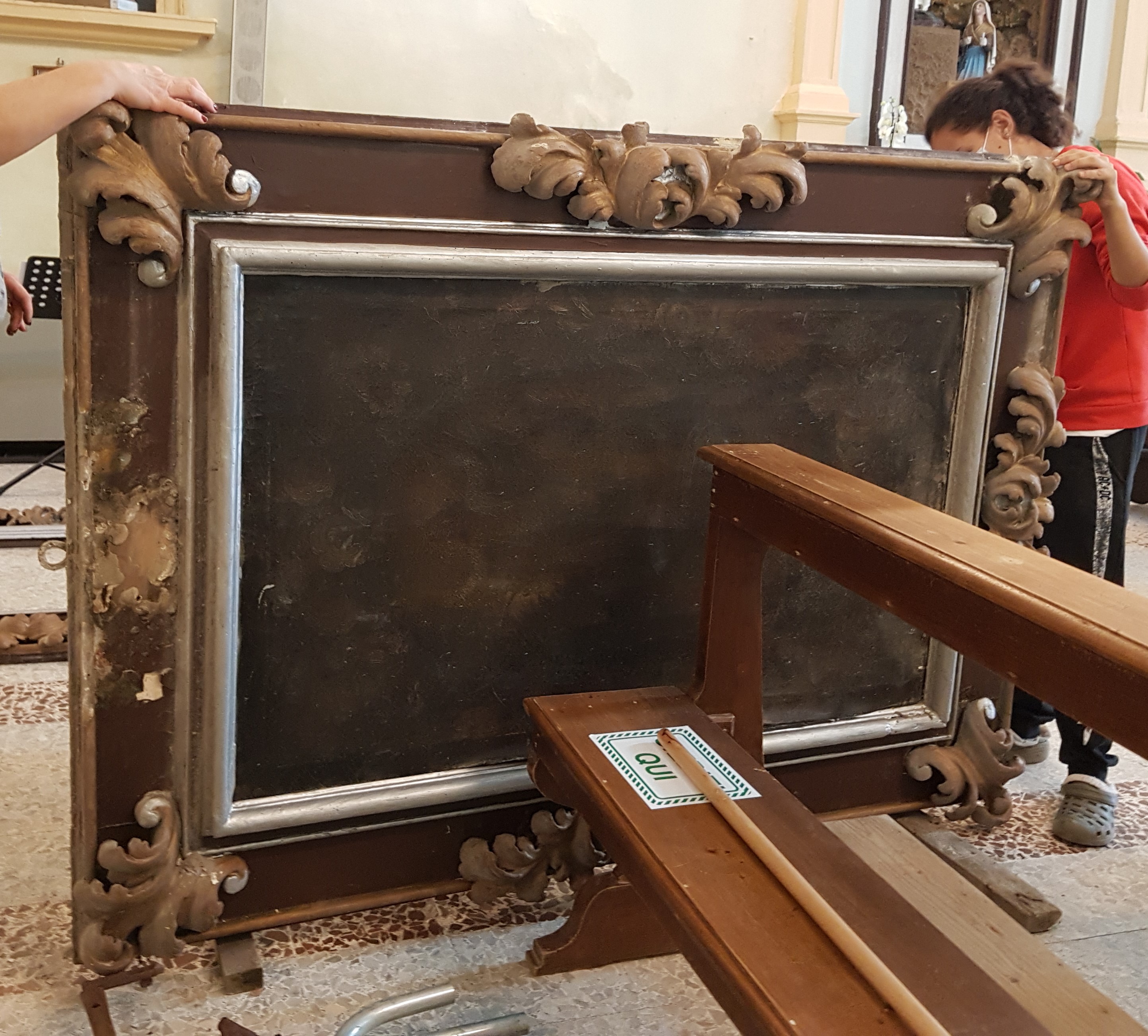 Le prime due opere gia restaurate sono incorniciate da pregevoli cornici in legno intarsiato originariamente dorate. Ora la coltre di vernice scura non permette alla "Assunzione" e "Trasfigurazione" di mostrare la loro luce e la bellezza delle corone di fiori che le attorniano. Andiamo avanti così ......Chissa potrebbe essere il nuovo obiettivo.