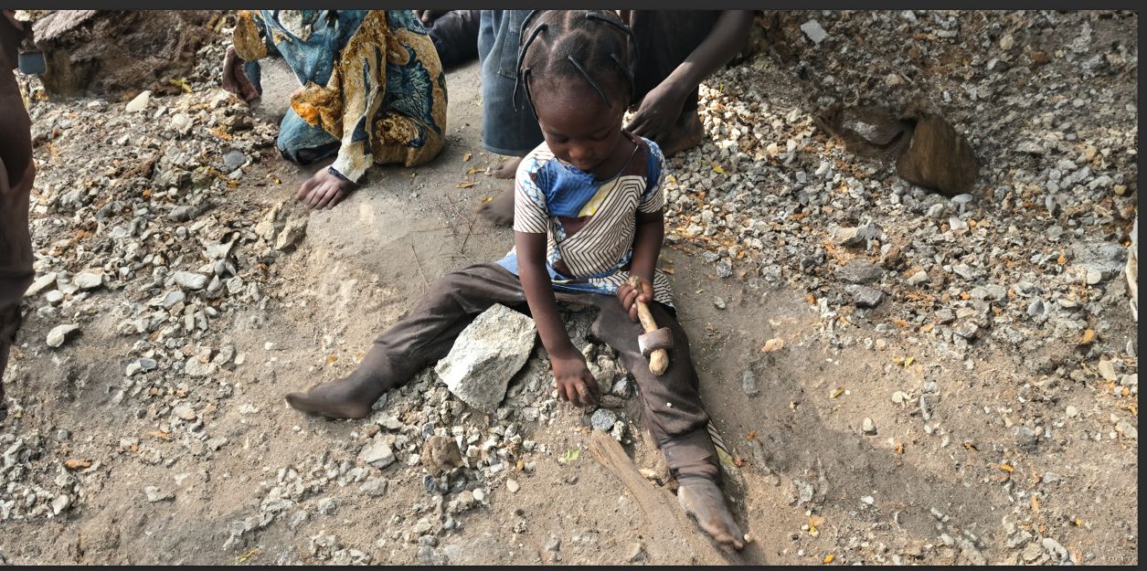 bimba che riduce pietre in sassolini