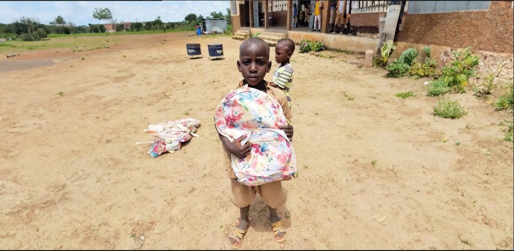 Bimbo con lo zainetto per andare a scuola