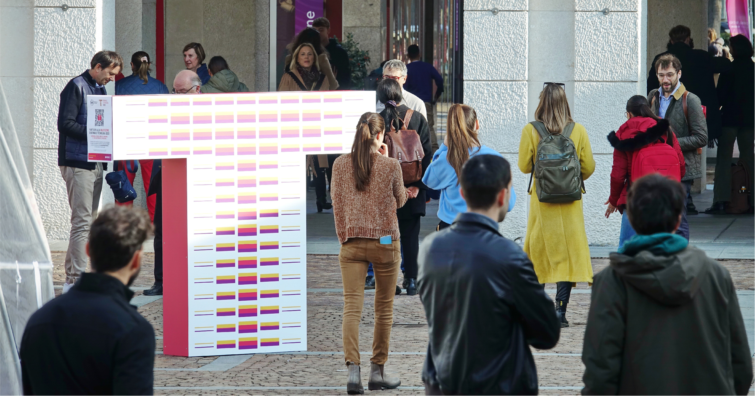 Logo Biennale e pubblico