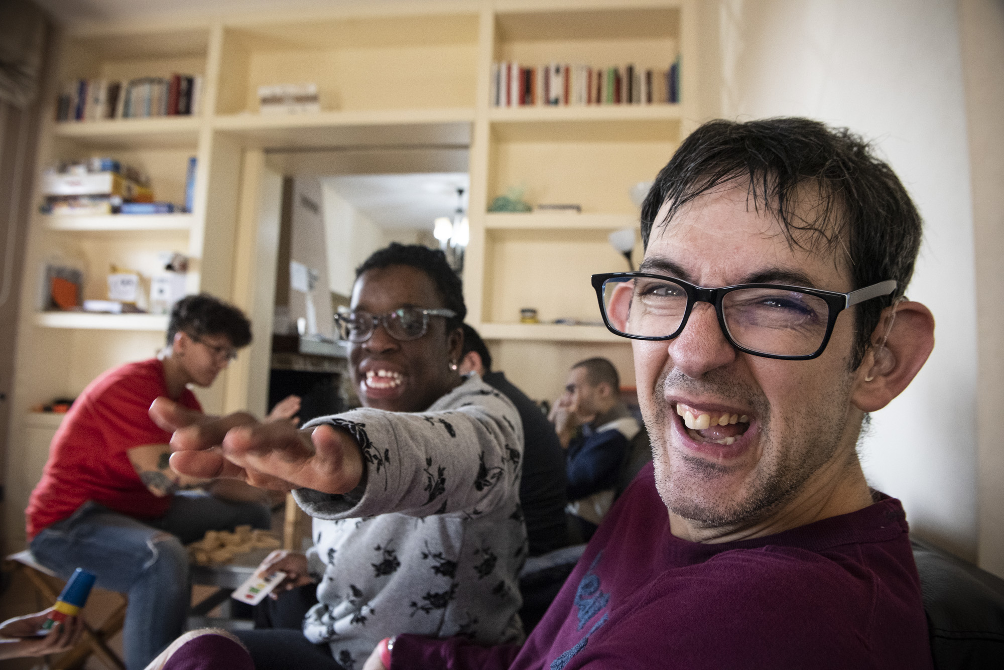 Alcuni ragazzi sorridono