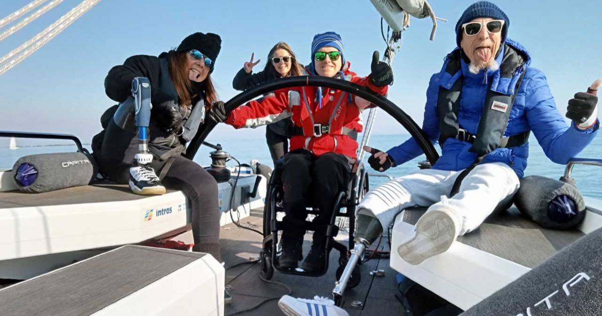 a bordo di Càpita, la barca a vela accessibile durante una veleggiata con persone con specifici ausili per la mobilità: dalla carrozzina alle protesi arti inferiori