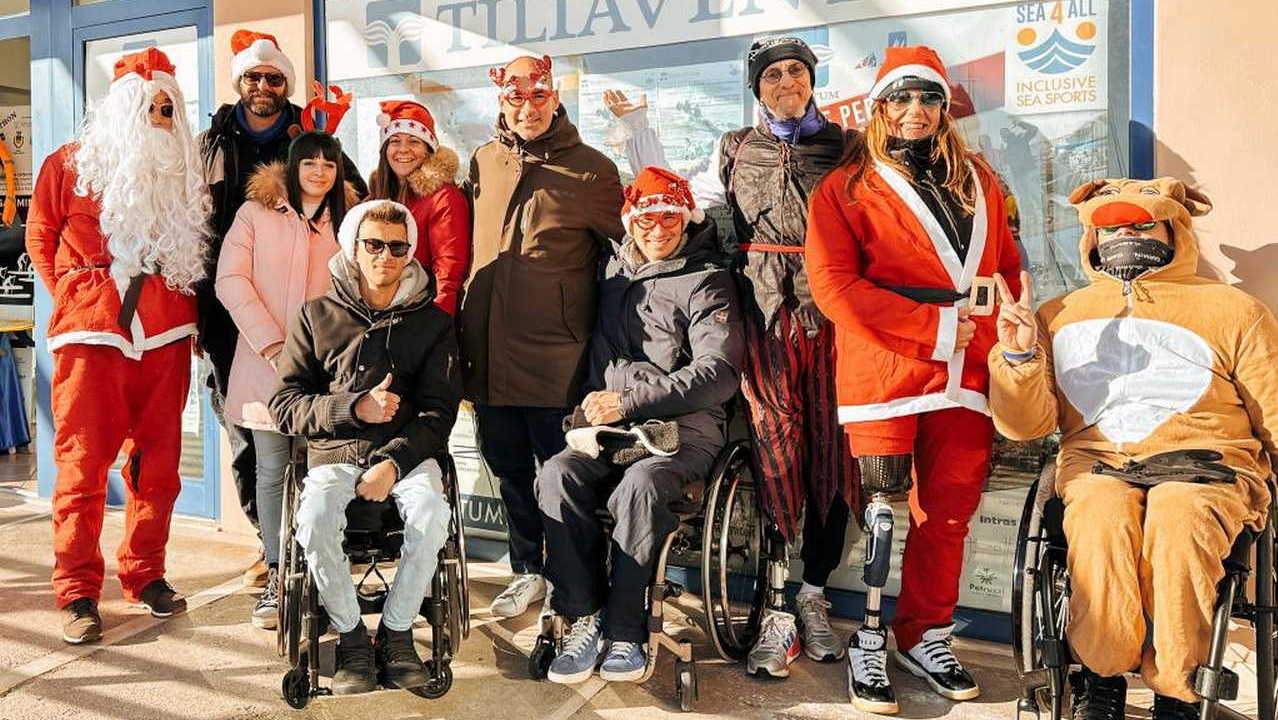 ritrovo natalizio per tutti abbigliati a tema