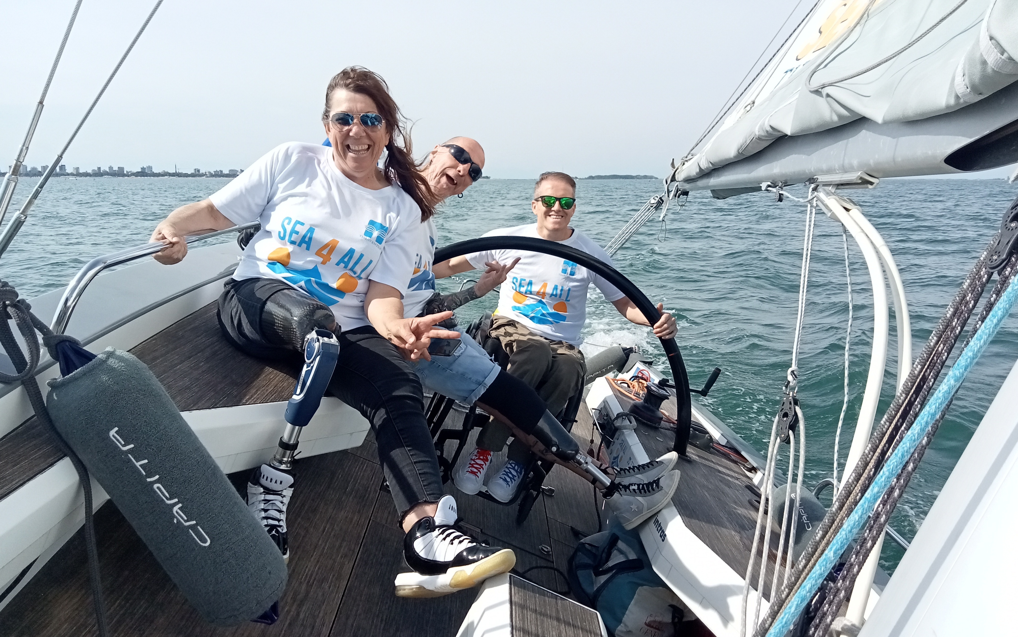 allegria del team a bordo della barca a vela accessibile Càpita