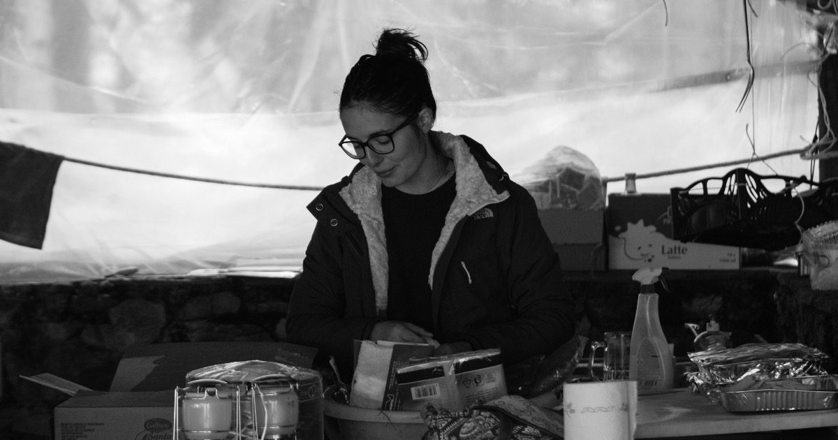 Con un pasto riscaldi un cuore di Gaia Paparella Con un pasto riscaldi un cuore-Gaia Paparella