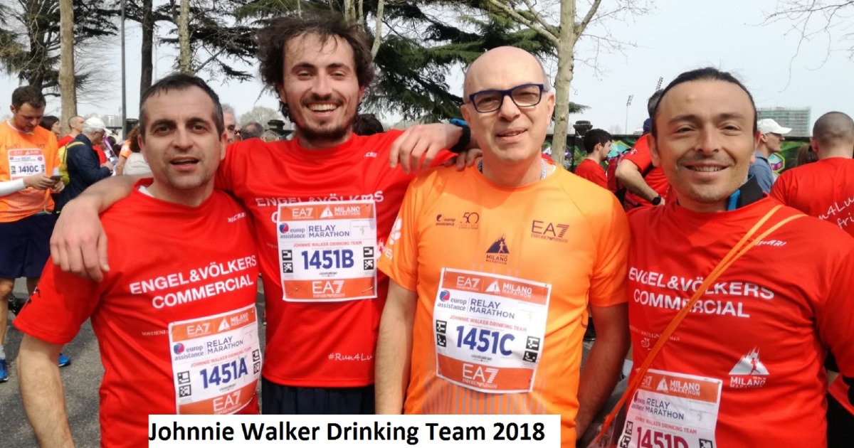 JOHNNIE WALKER DRINKING TEAM di Pietro Bascapé JOHNNIE WALKER DRINKING TEAM-Pietro Bascapé