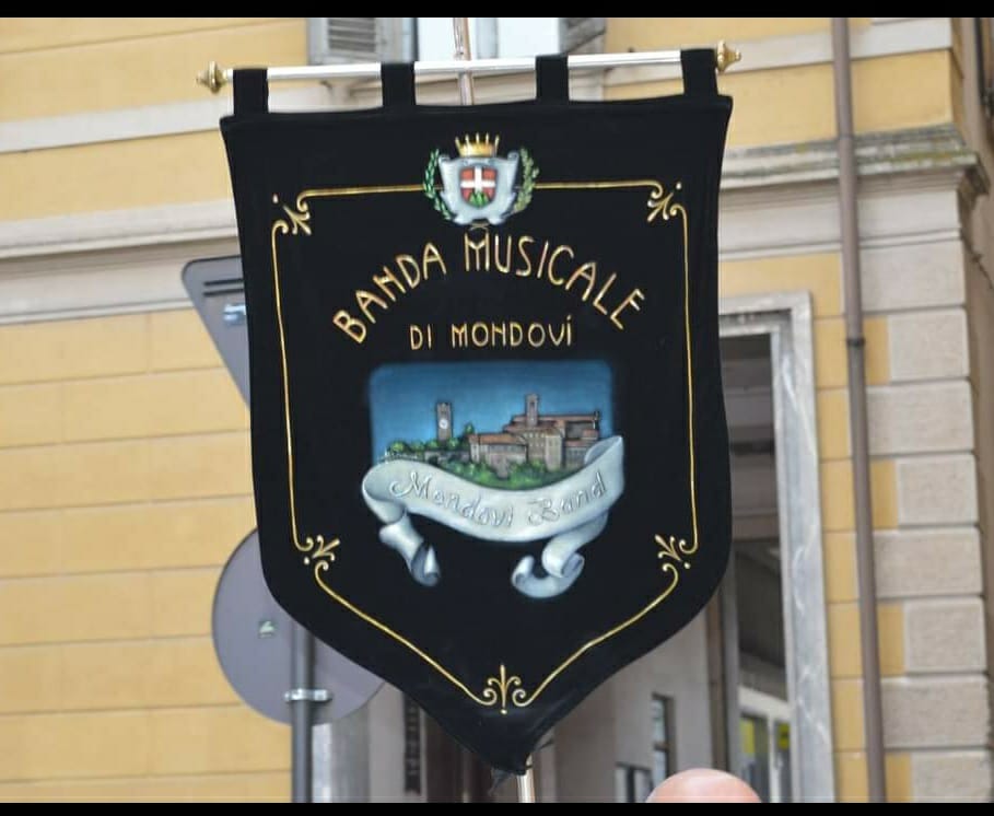 Una stampa artistica commemorativa dei 100 anni ed un posto riservato in prima fila ad un concerto della Banda Musicale di Mondovì