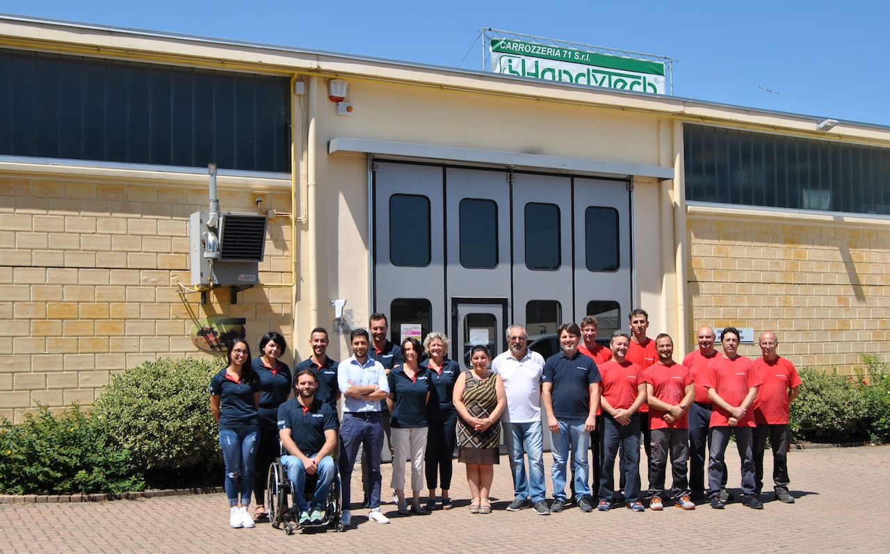 LA CIURMA DI HANDYTECH PRONTA A SALPARE-CARROZZERIA 71 S.r.l.