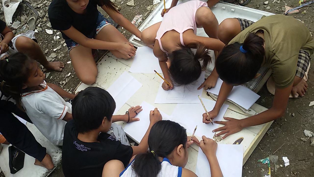 With the street children of Manila di Matteo Astone With the street children of Manila-Matteo Astone