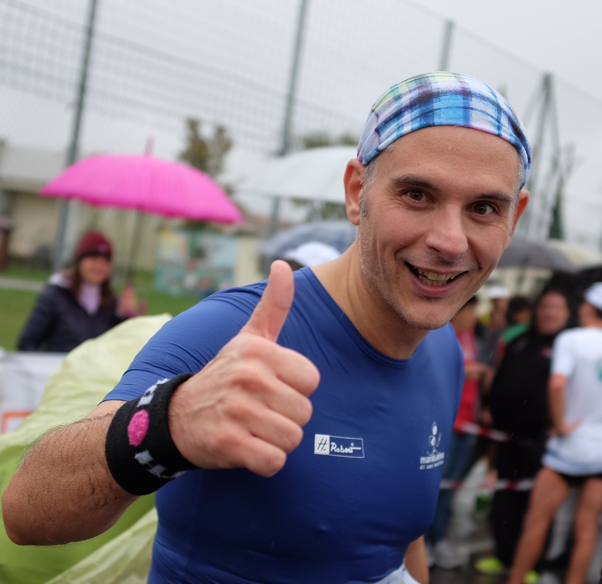 La gioia dei bambini è la gioia del mondo Ciao sono Matteo Lucconi, vivo vicino a Treviso e dal 2012 ho cominciato a correre per rimettermi in forma. Passo dopo passo la corsa è diventata un'attività costante che mi ha portato a provare di superare i miei limiti. Mi sono cimentato in varie corse non competitive di paese, per passare alle mezze maratone, alle gare in montagna per arrivare alla maratona. Questa di Roma è la seconda maratona che affronto, nel 2014 ho fatto quella di Treviso. Quando mi sono iscritto ho chiamato una mia cugina di Roma