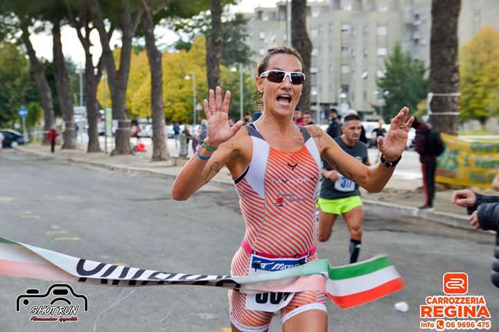 UN CONTAINER TUTTO ROSA di Maria Casciotti UN CONTAINER TUTTO ROSA -Maria Casciotti
