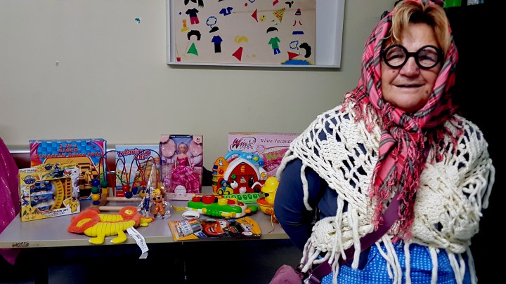 La Befana della Gioia porta i libri-La Scuola di Pace