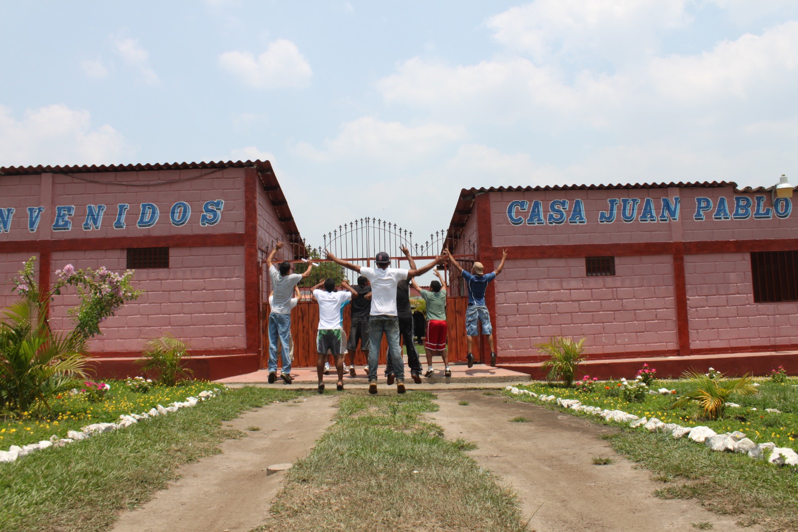 Camminiamo la stessa terra di Educatori senza Frontiere Camminiamo la stessa terra-Educatori senza Frontiere