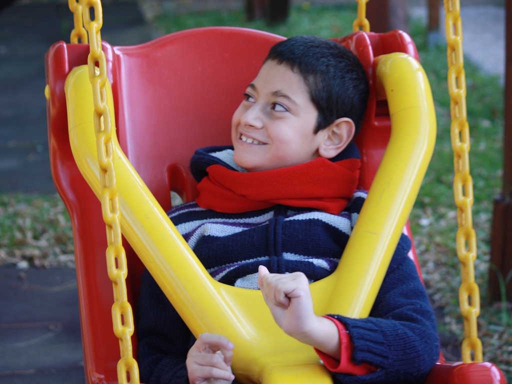 mi diverto moltissimo ... non scenderei mai più sull'altalena di un parco nelle Marche ....