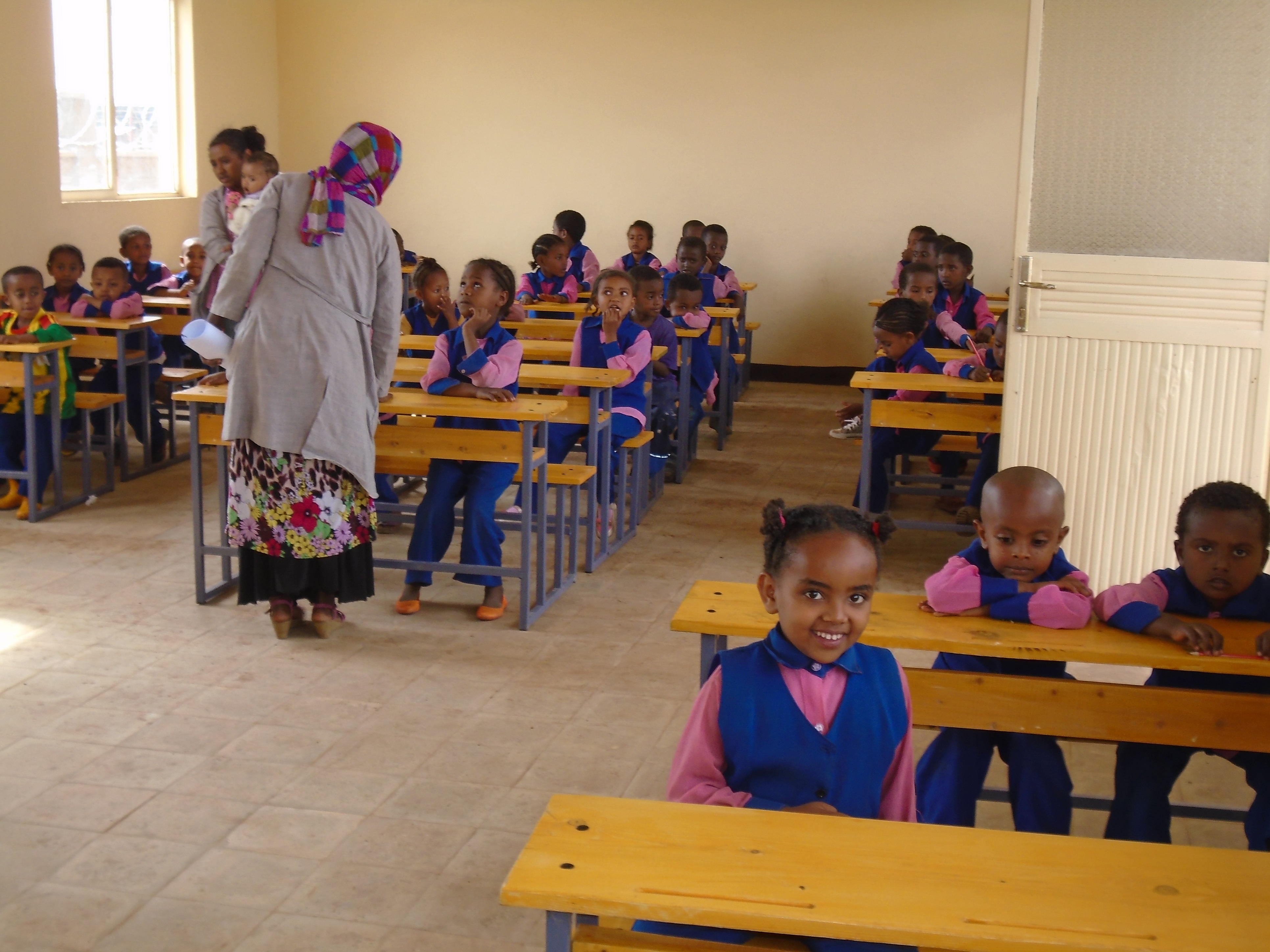 I bambini attenti in classe I bambini in classe