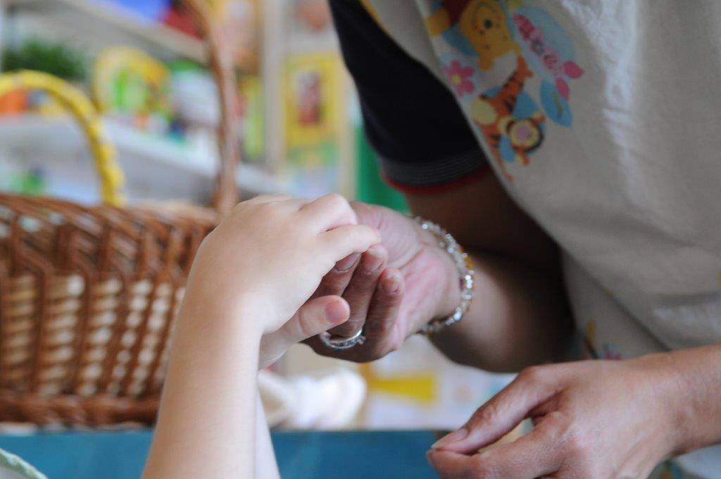 La Fondazione Maddalena Grassi assiste al domicilio attualmente 75 bambini affetti da disabilità gravissime, in convenzione per l’assistenza domiciliare integrata con le Asl di Milano, Milano 1, Monza e Brianza.