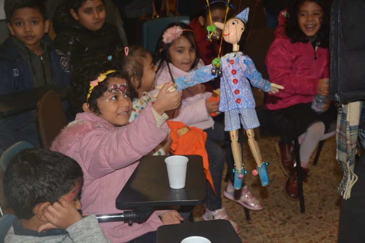 La Befana della Gioia porta i libri-La Scuola di Pace