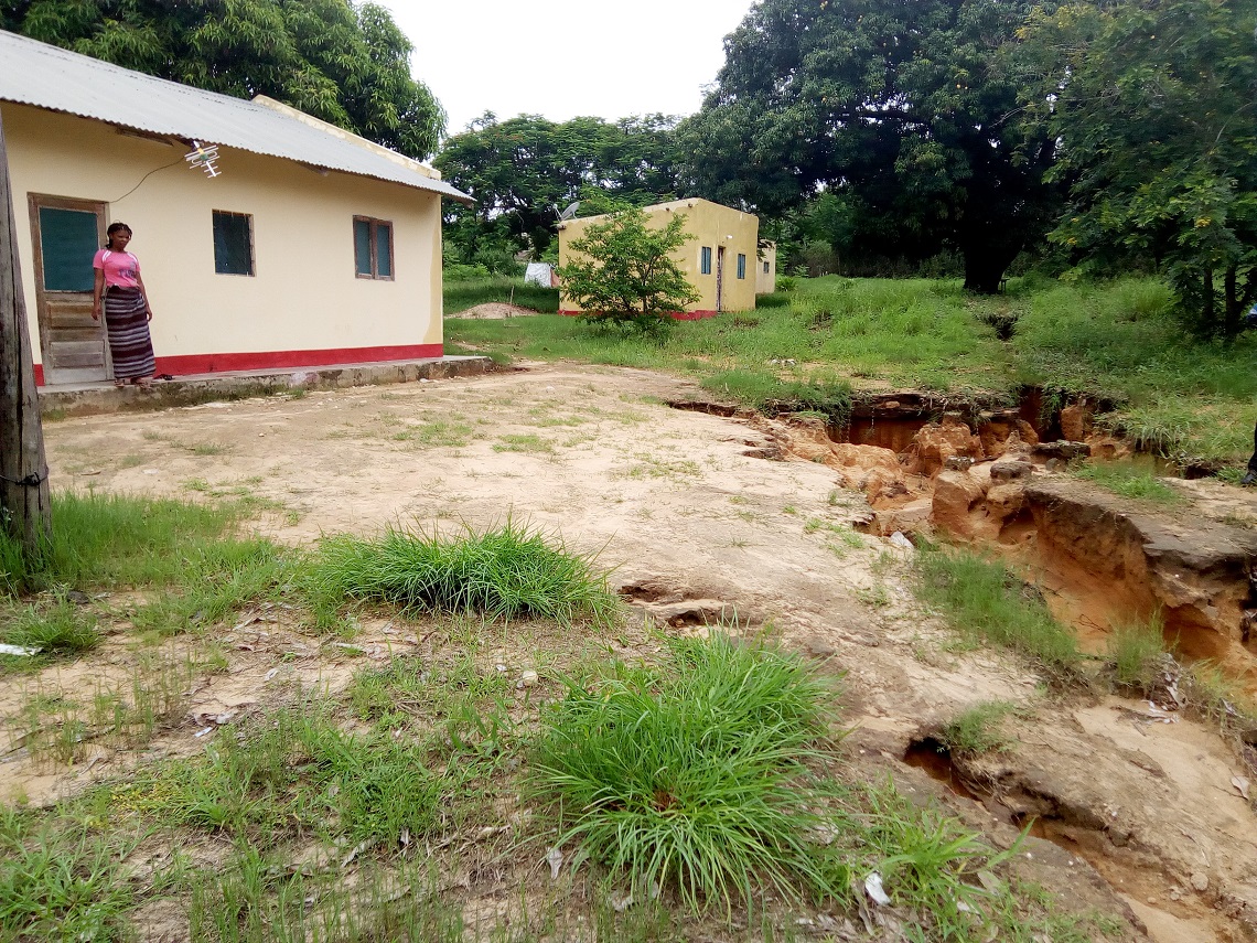 L'acqua si ritira. Si torna in aula! di HUMANA People to People Italia L'acqua si ritira. Si torna in aula!-HUMANA People to People Italia