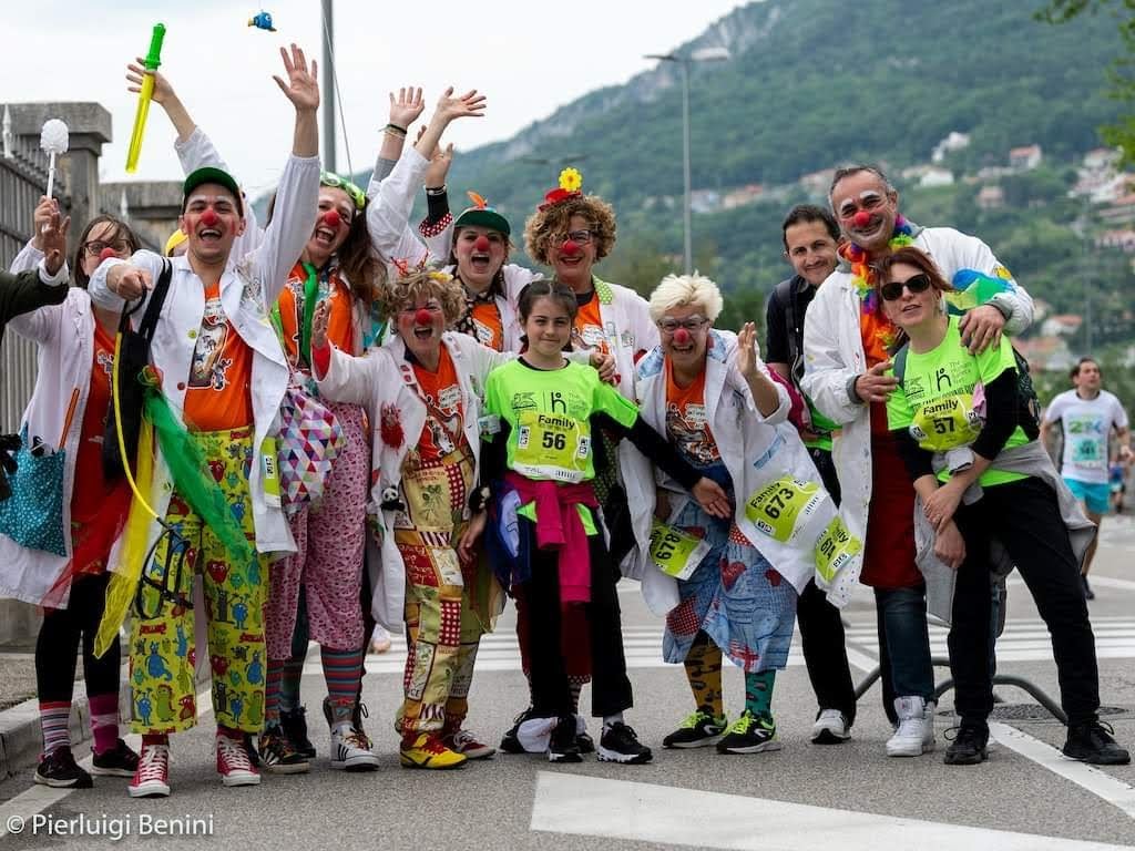 Scuola per Nasi Rossi : che strambata ! di Clown Dottori "Arpa a Dieci Corde" Scuola per Nasi Rossi : che strambata !-Clown Dottori "Arpa a Dieci Corde"