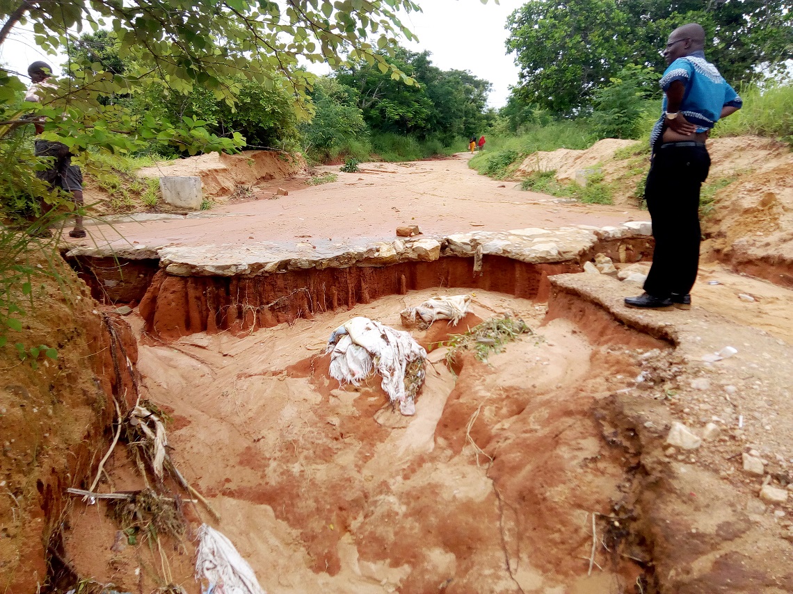 L'acqua si ritira. Si torna in aula! di HUMANA People to People Italia L'acqua si ritira. Si torna in aula!-HUMANA People to People Italia