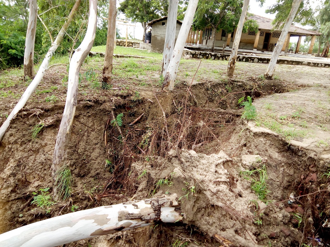 L'acqua si ritira. Si torna in aula! di HUMANA People to People Italia L'acqua si ritira. Si torna in aula!-HUMANA People to People Italia