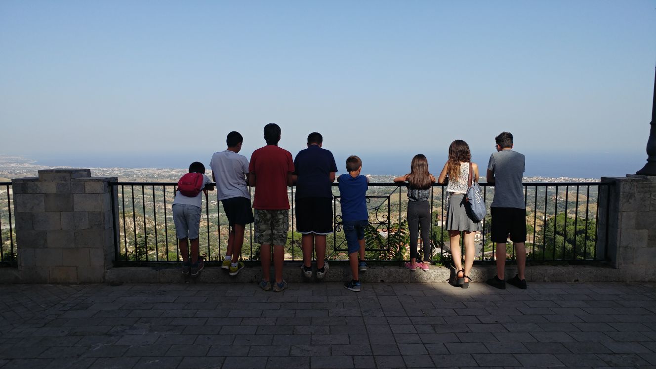 8 bambini, 4 motivi, 1 pulmino :-D di Noà 8 bambini, 4 motivi, 1 pulmino :-D-Noà