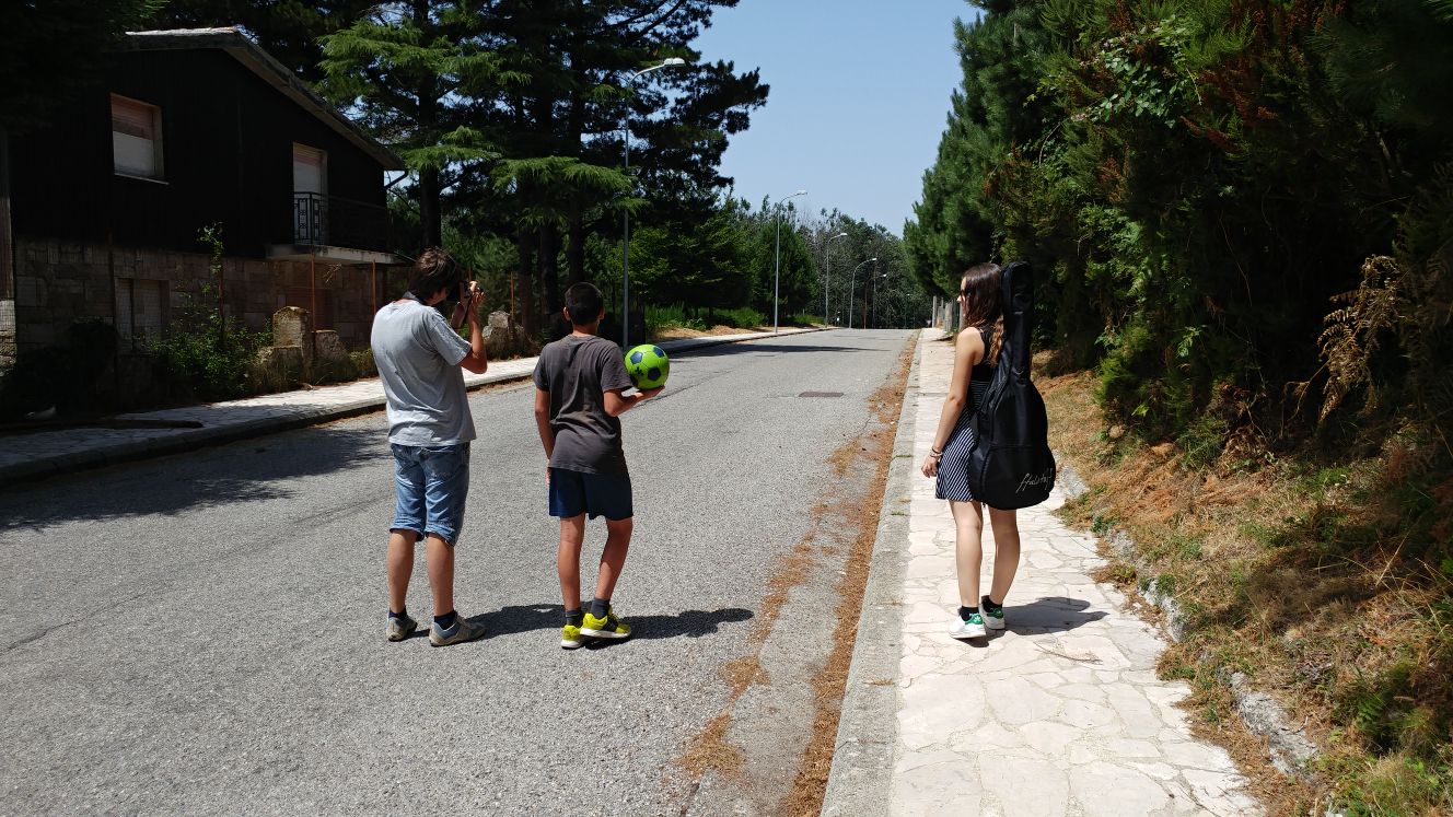 8 bambini, 4 motivi, 1 pulmino :-D di Noà 8 bambini, 4 motivi, 1 pulmino :-D-Noà