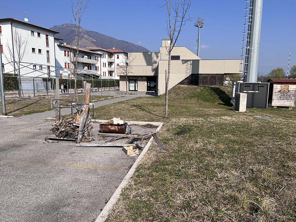 REALIZZAZIONE BARBECUE CAMPO RAV di RAV REALIZZAZIONE BARBECUE CAMPO RAV-RAV