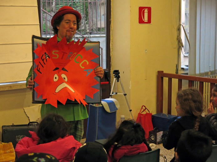 La Befana della Gioia porta i libri-La Scuola di Pace