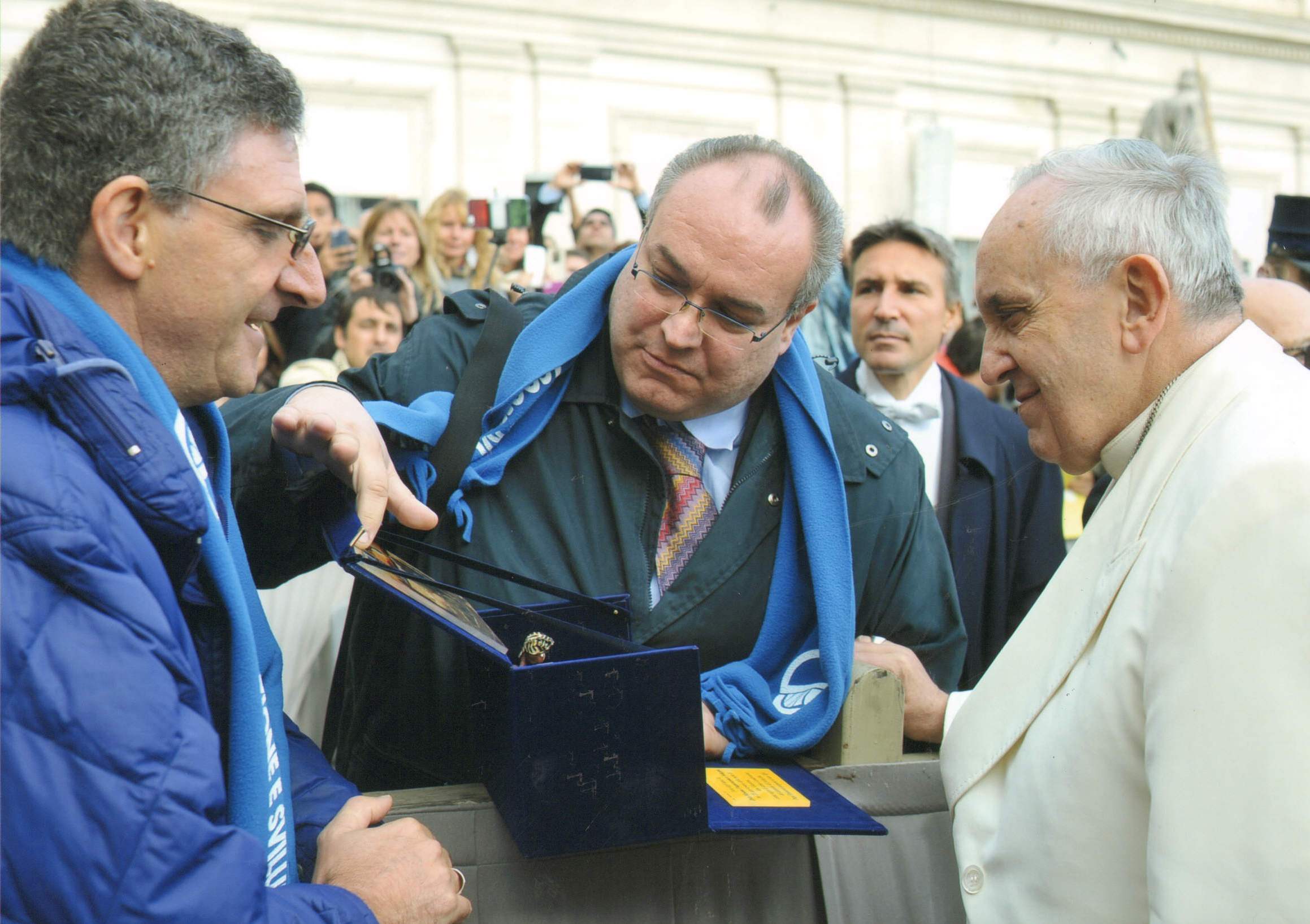 Africa Mission incontra Papa Francesco e gli dona il 1000° pozzo. Image